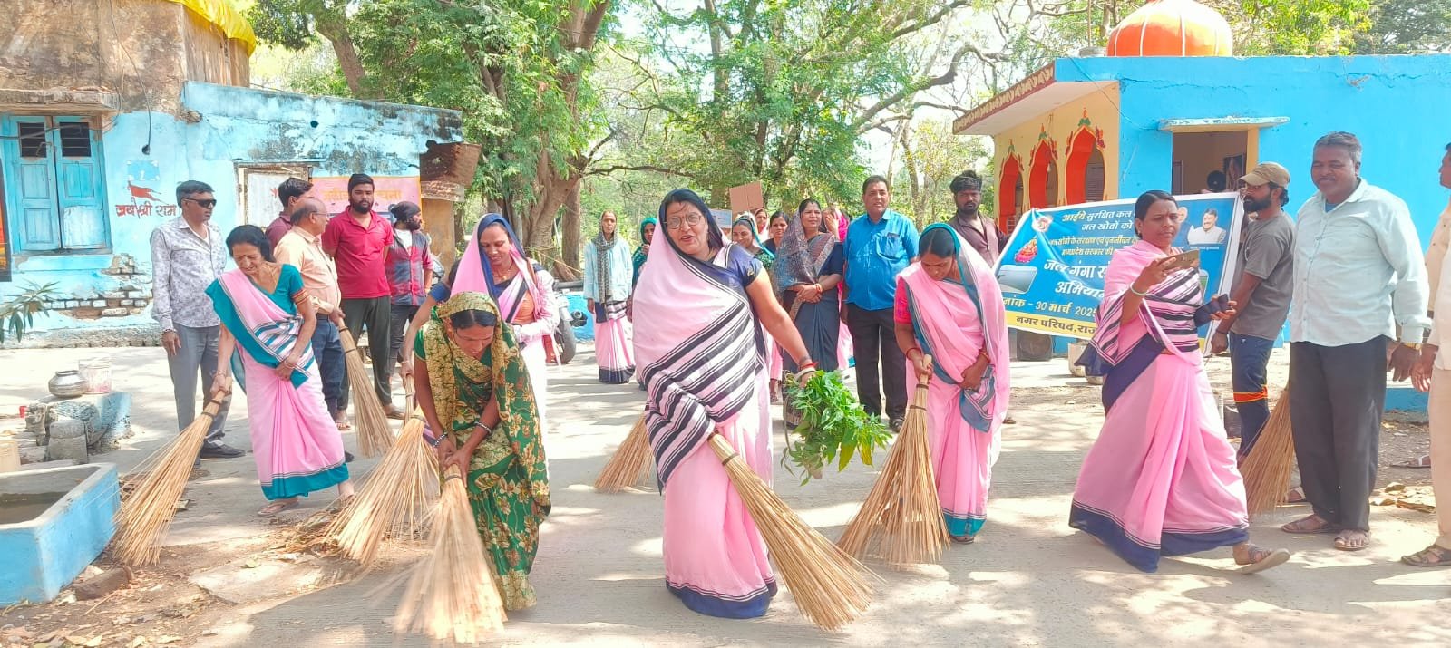 आंगनवाड़ी की सहायताओं से झाड़ू निकलवाई जा रही है