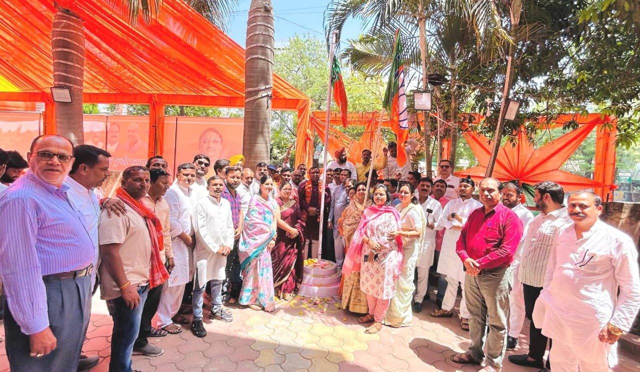 भाजपा जिला कार्यालय पर भाजपाइयों ने मनाया स्थापना दिवस