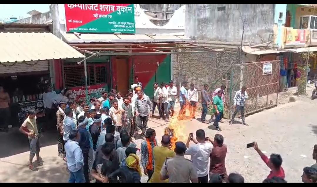 शराब ठेकेदार एवं आबकारी विभाग पर आदिवासियों को प्रताणित करने का आरोप