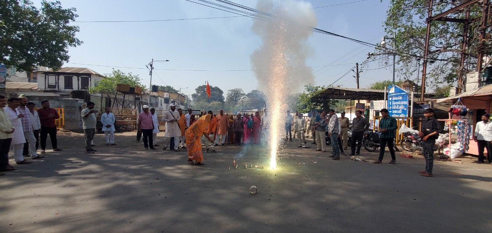 22 वर्ष पूर्ण होने पर भोजशाला में पटाखे फूटे मिठाइयां बाटी