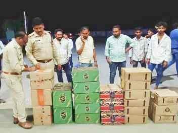 शराब का अवैध परिवहन करते हुए ग्रामीणों ने चार पहिया वाहन पकड़ा।