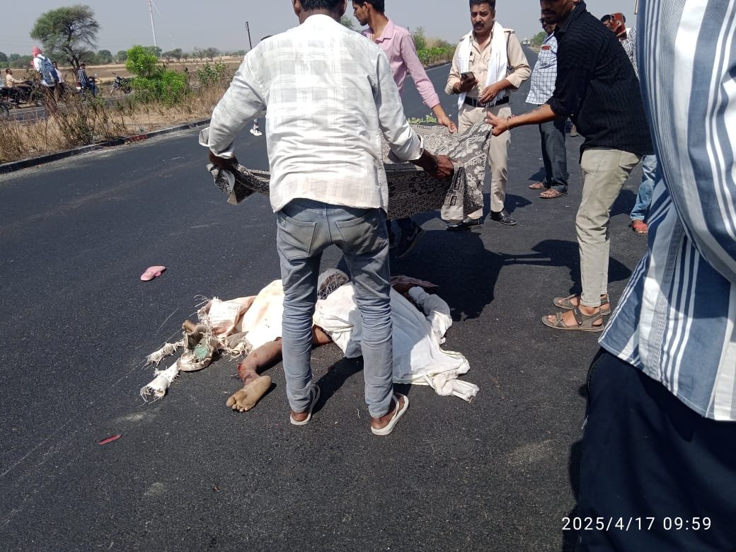 तेज रफ्तार ट्रॉले ने बाइक सवार को मारी टकर।