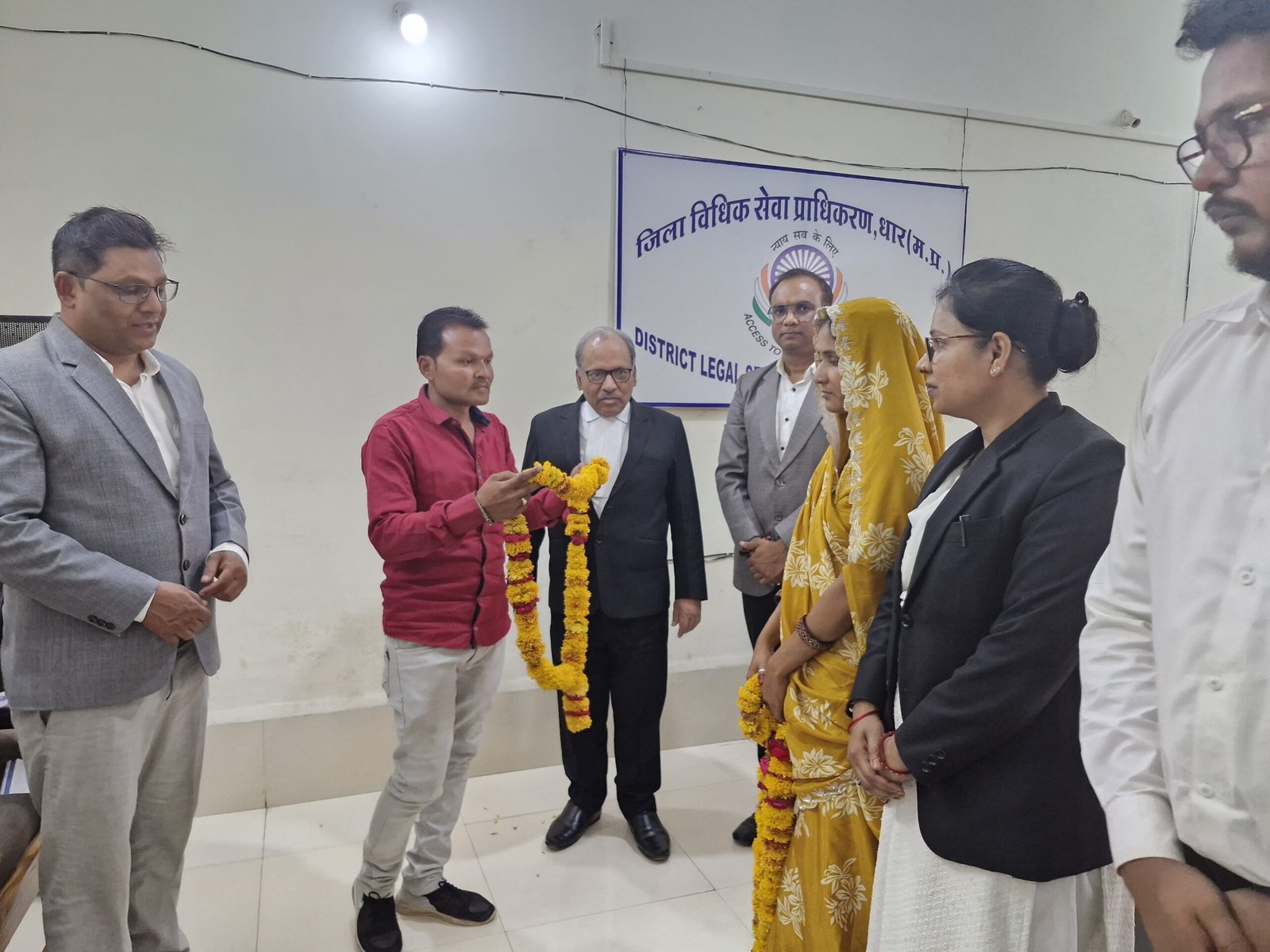 कार्यालय जिला विधिक सेवा प्राधिकरण, धार द्वारा दो पति पत्नी को फिर मिलाया।