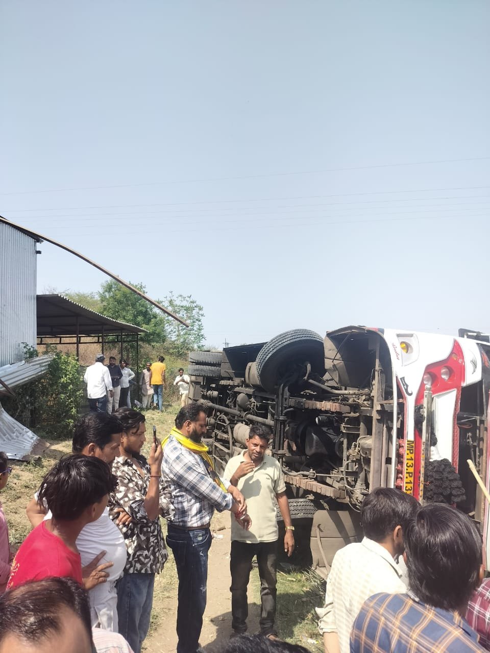 बाकानेर मान नदी रपट पर बारातियों कि बस पलटी खागई।