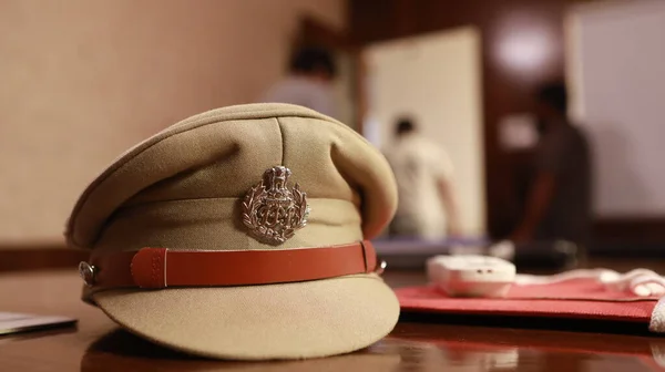 मनावर जैन मंदिर गेट के पास बैग में से सोने के आभूषण बरामद ।