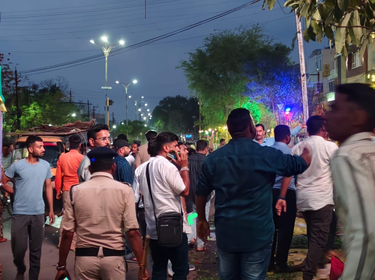घोड़ा चौपाटी पर प्रशासन की कार्रवाई फुटपाथ से अतिक्रमण की दुकानें हटाई गई।