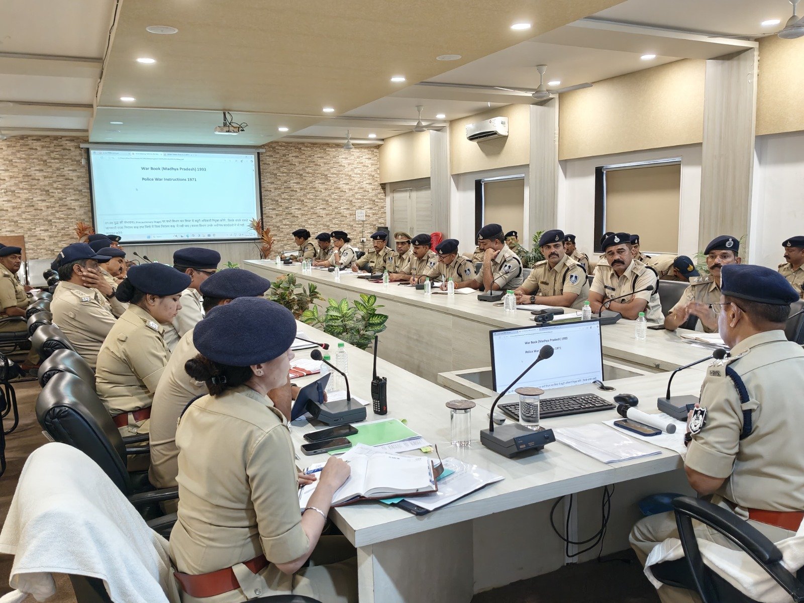 कानून व्यवस्था को दृष्टिगत रखते हुए पुलिस अधीक्षक द्वारा पुलिस व थाना प्रभारियों की मिटिंग ली गई।