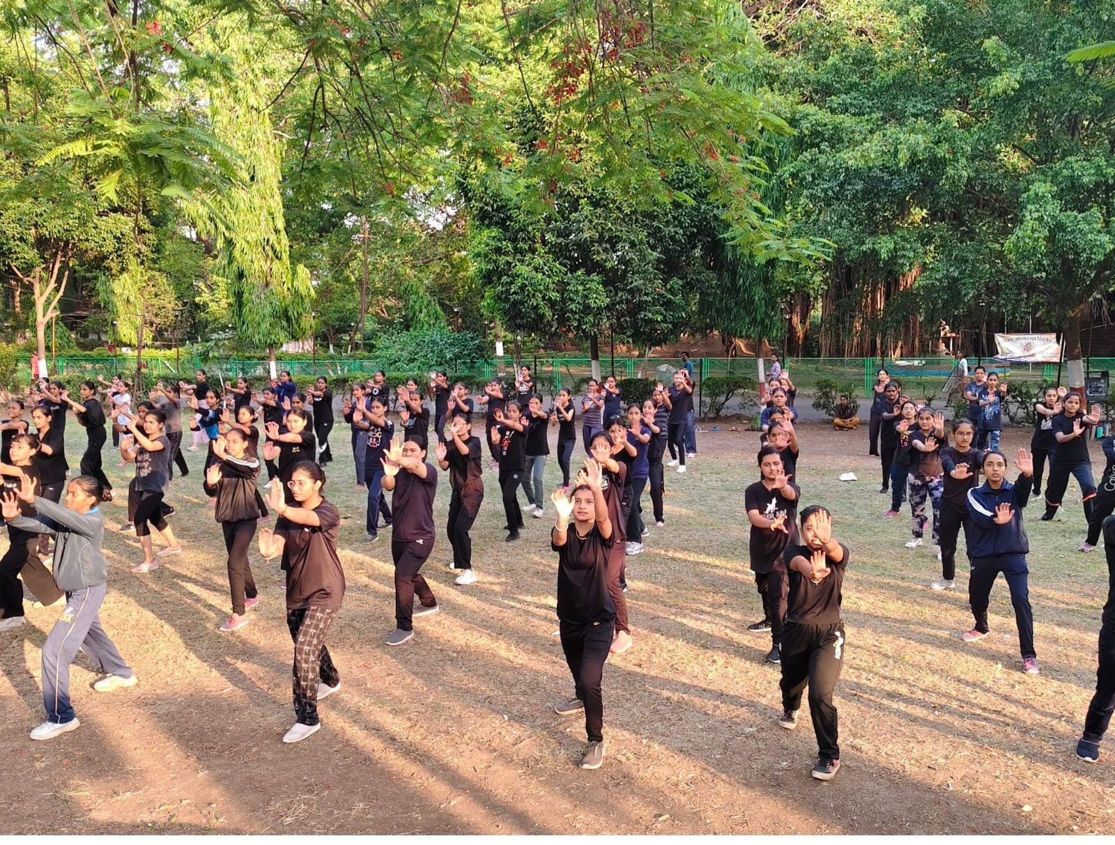 धार शहर में दुर्गा ब्रिगेड व हिंद की सेना के तत्वाधान में चल रहा आत्मरक्षा शिविर।