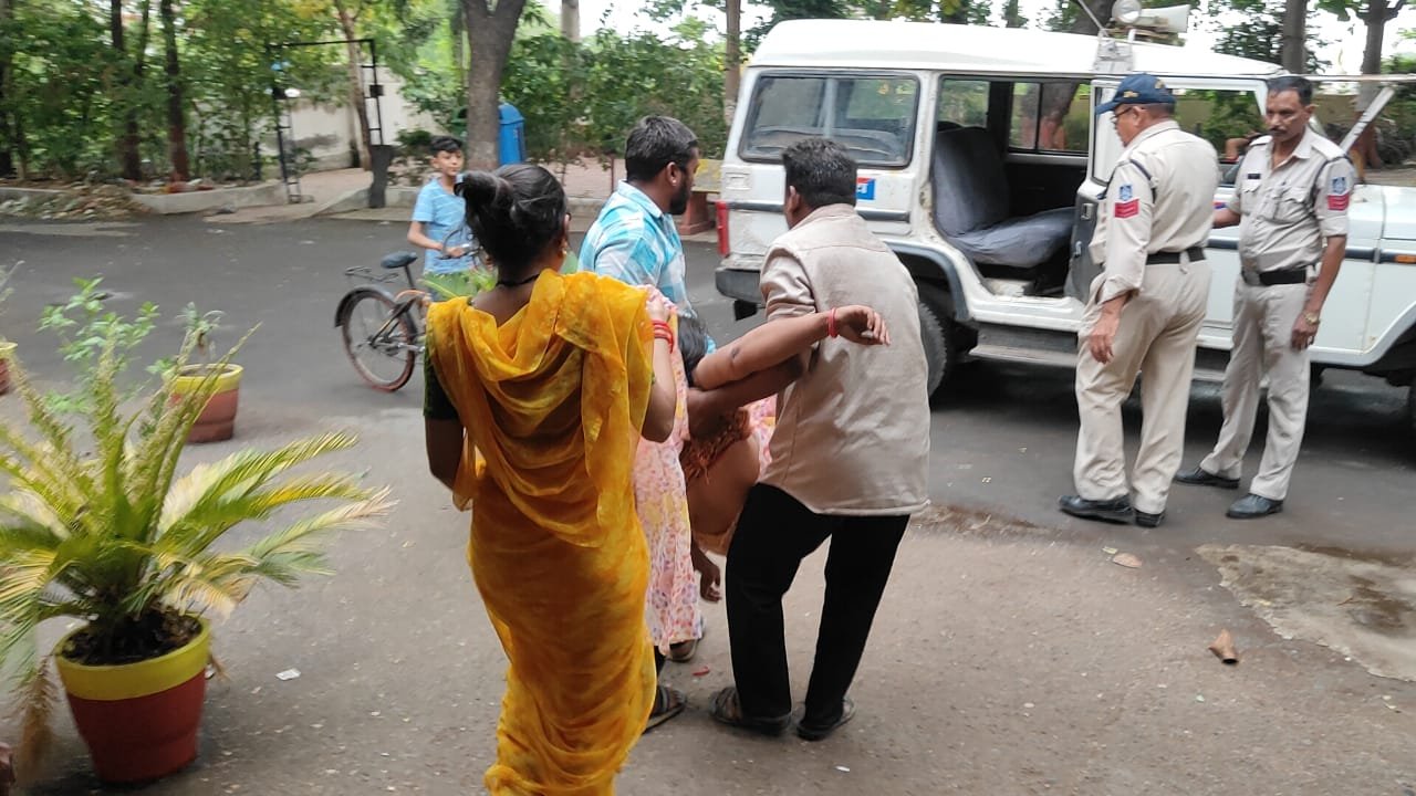 आशा कार्यकर्ता ने थाने में कि आत्म हत्या की कोशिश।