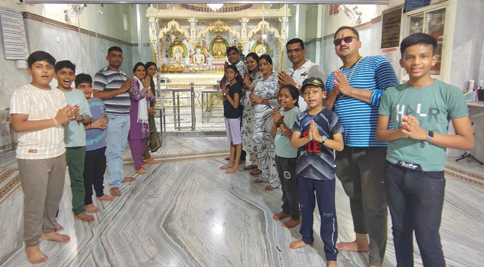 दिगंबर जैन समाज धार के 31 श्रद्धालु अष्टापद बद्रीविशाल धार्मिक यात्रा के लिए निकले।