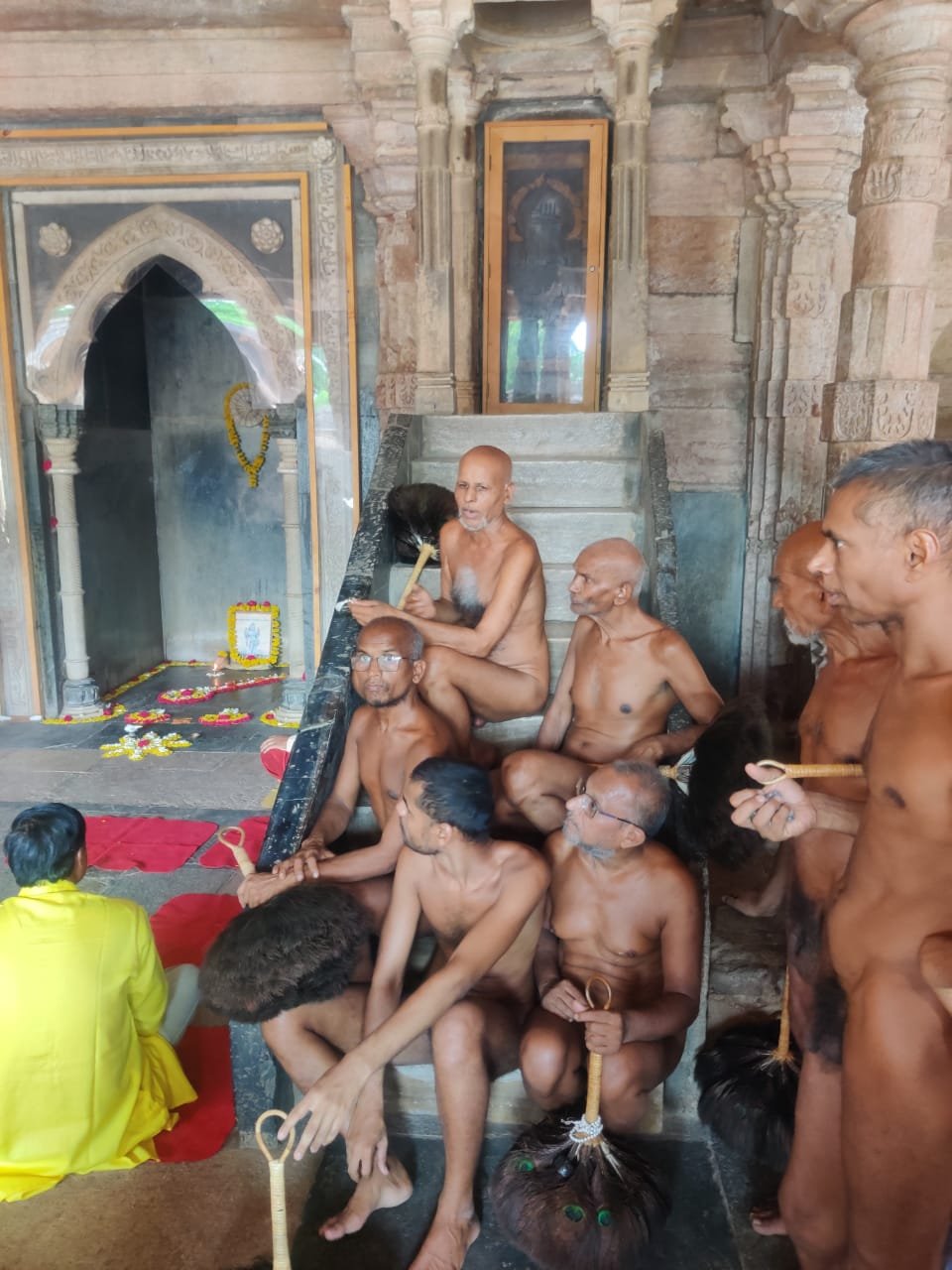 धार आचार्य श्री विश्व सागर जी महाराज ने आज अपने संघ के साथ मानतुगगिरी तीर्थ क्षेत्र, भोजशाला का दर्शन किए।