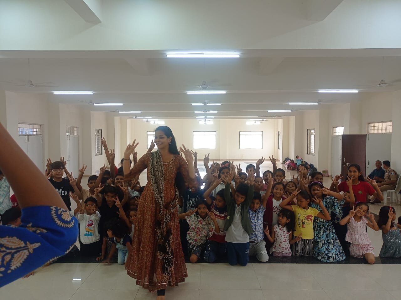 मुंबई की मशहूर कोरियोग्राफर अमृता जोशी ने धार के बच्चों को सिखाया ‘नृत्ययोग’ से तनाव दूर करने का हुनर।