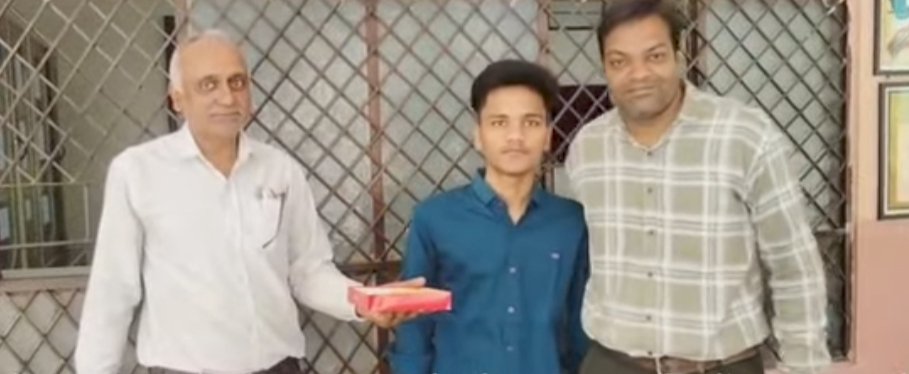 पीथमपुर पब्लिक उच्चतर माध्यमिक विद्यालय के छात्र ने जिले का नाम क्या रोशन ।