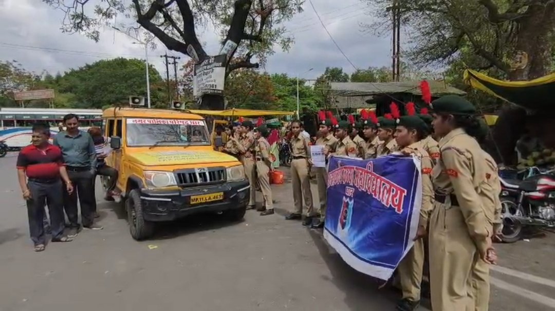 शासकीय कन्या महाविद्यालय धार के एनसीसी कैडेट व एनसीसी अधिकारी ने मॉक ड्रिल के अंतर्गत आम नागरिकों को जागरूक किया।