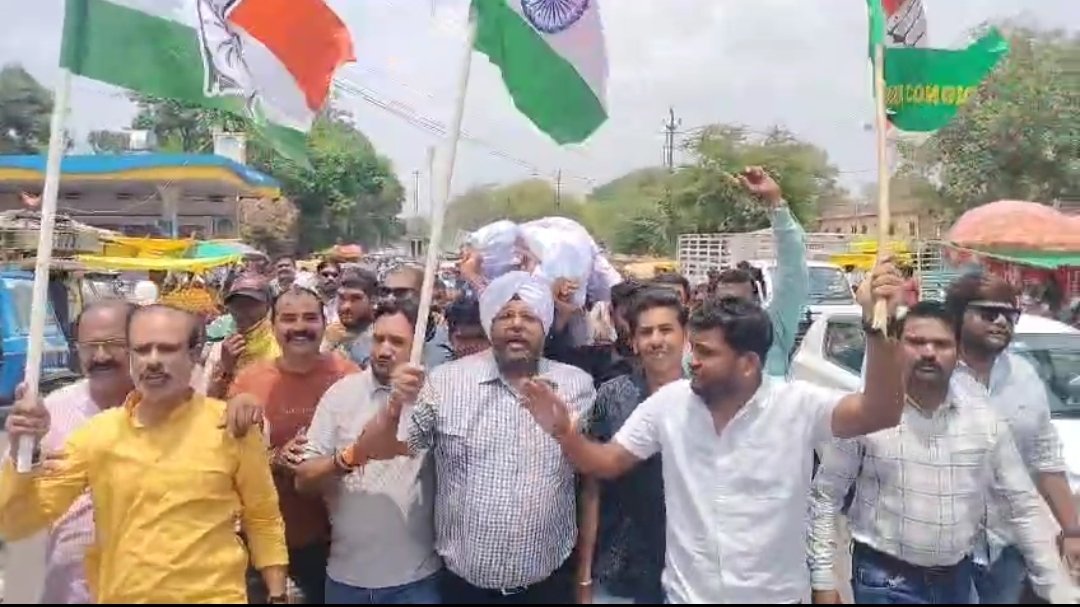 उपमुख्यमंत्री जगदीश देवड़ा की शव यात्रा निकालकर जलाया पुतला, जमकर की नारेबाजी।