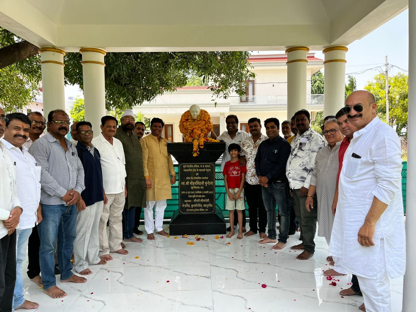 स्वर्गीय मोहन सिंह जी बुंदेला पूर्व विधायक धार की जयंती के अवसर पर बुंदेला जी की मूर्ति पर पुष्पमाला अर्पित कर उन्हें श्रद्धांजलि दी गई ।