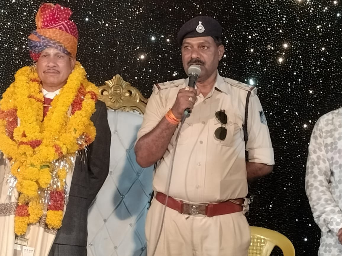 थाना सादलपुर से सेवा निवृत्त ए एस आई राधेश्याम चौहान को समारोह पूर्वक भावभीनी बिदाई दी गई।