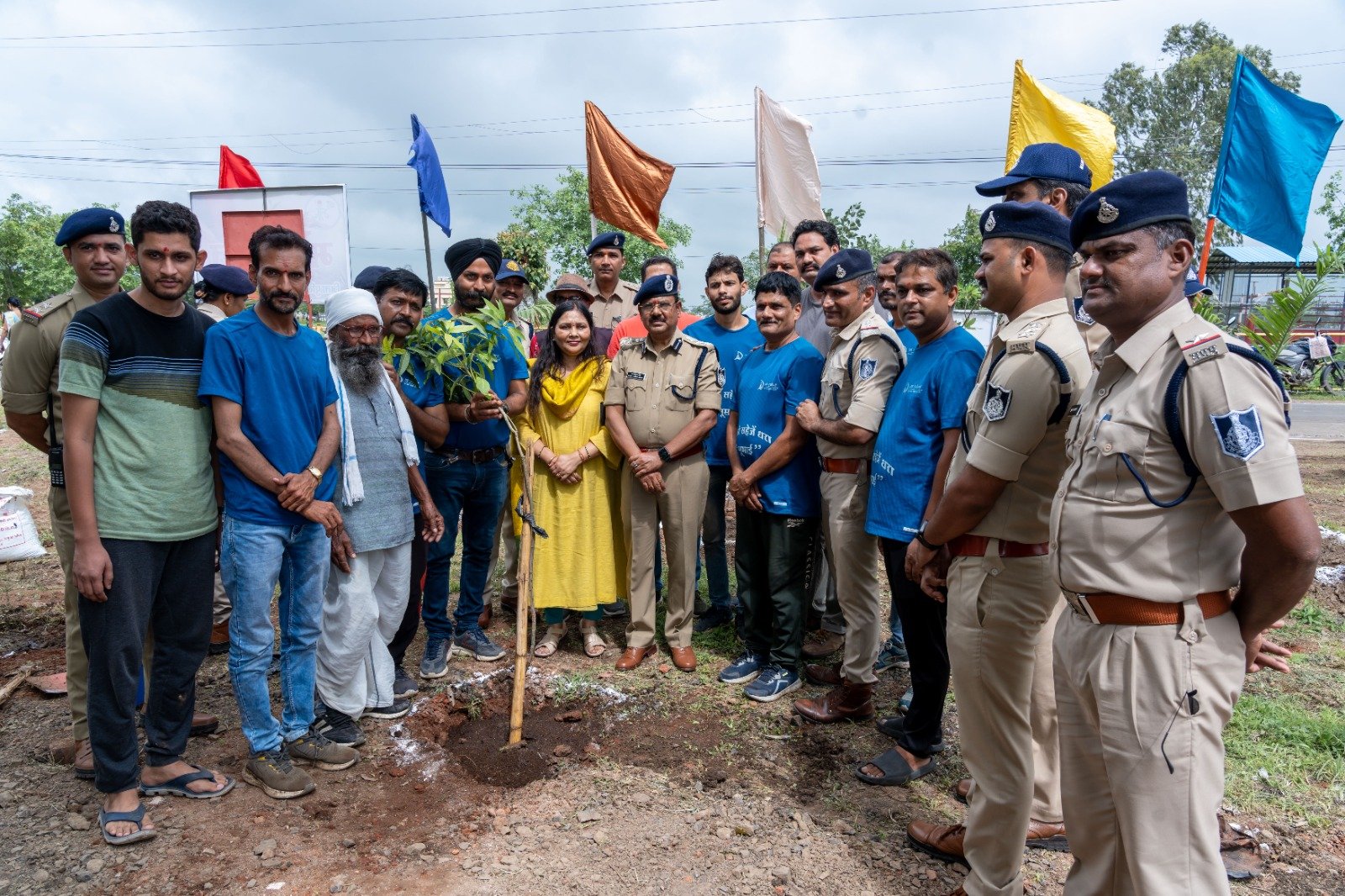 पुलिस लाईन धार मे स्थित शीतला माता मंदिर परिसर के पास ‘‘एक पेड़ माँ के नाम” ।