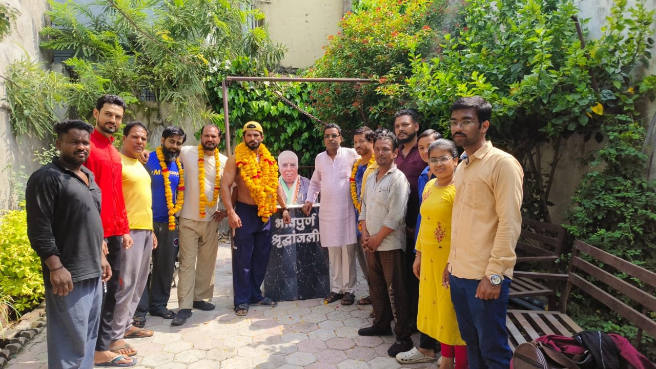 डॉ मनोहर सिंह ठाकुर सेवालय ट्रस्ट द्वारा राष्ट्रीय स्तर पर आयोजित मि.इंडिया बॉडी बिल्डिंग प्रतियोगीता में सह भागी खिलाड़ियों का सम्मान किया गया।