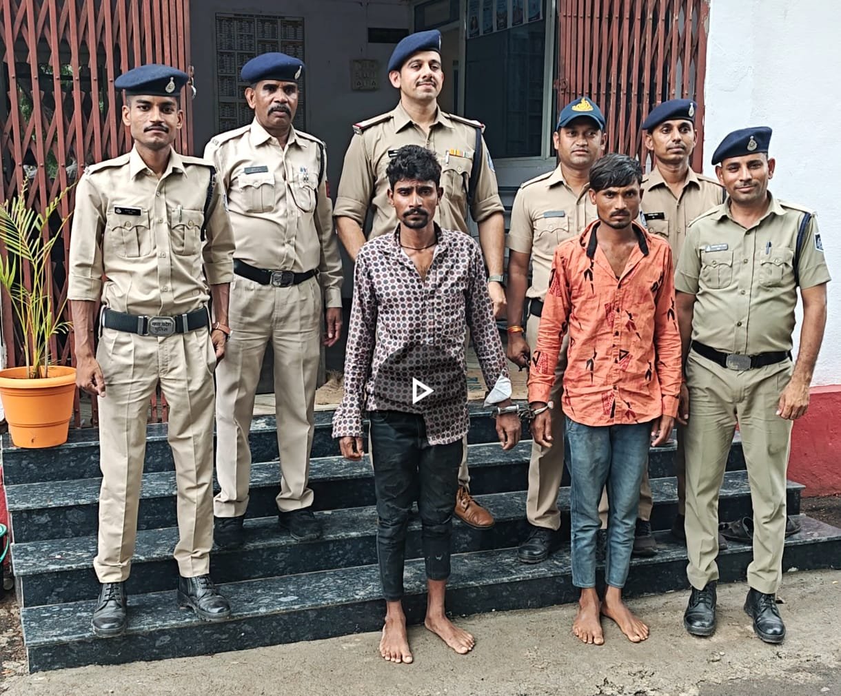 धार पुलिस को मिली बड़ी सफलता विगत पाँच वर्षो से बंदुक चोरी के प्रकरण मे फरार दो आरोपीयो को किया गिरफ्तार।