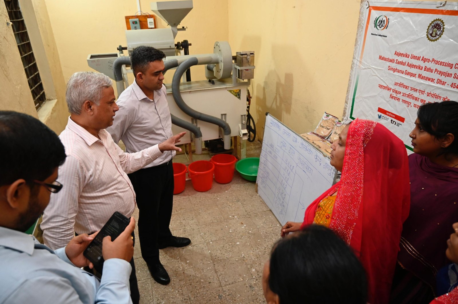 धार/इंदौर- संभाग आयुक्‍त श्री दीपक सिंह द्वारा एग्रो प्रोसेसिंग एंटरप्राइज यूनिट का अवलोकन किया।