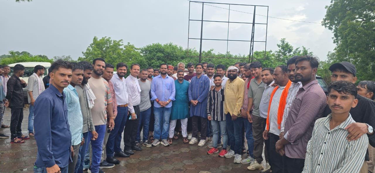 धार जनजाती विकास मंच द्वारा राज्यपाल महोदय एवं  मुख्यमंत्री मध्यप्रदेश शासन के नाम रैली निकालकर कलेक्टर को सौंपा ज्ञापन।