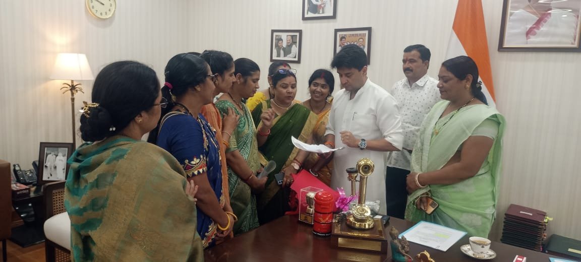 धार, मध्यप्रदेश की आशा कार्यकर्ता,उषा,आशा सहयोगी संगठन का प्रतिनिधि मंडल संचार मंत्री सिंधिया से मिला और ज्ञापन दिया।