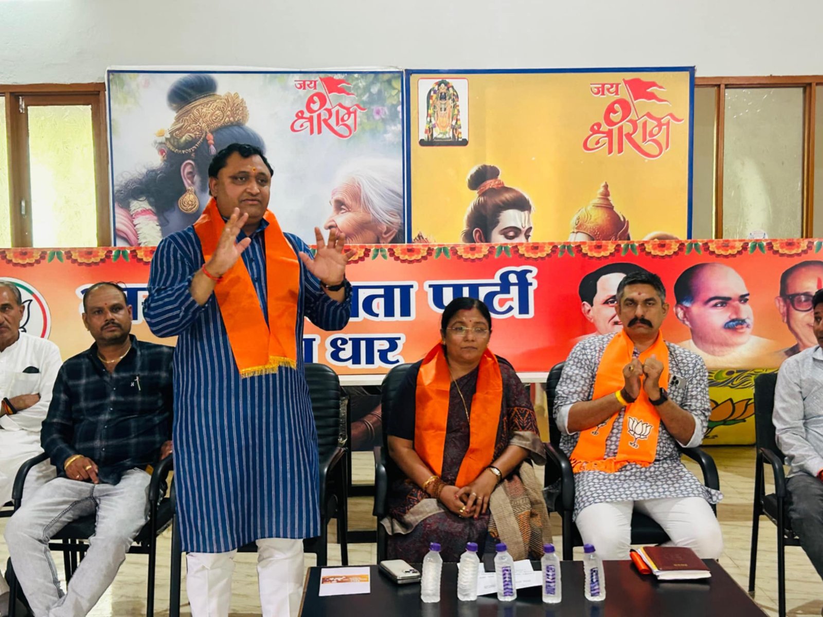 धार/केंद्रीय राज्यमंत्री क्षेत्रीय सांसद सावित्री ठाकुर ने जिले के सभी मंडल अध्यक्षों से संवाद कर आगामी कार्य योजना पर चर्चा की।