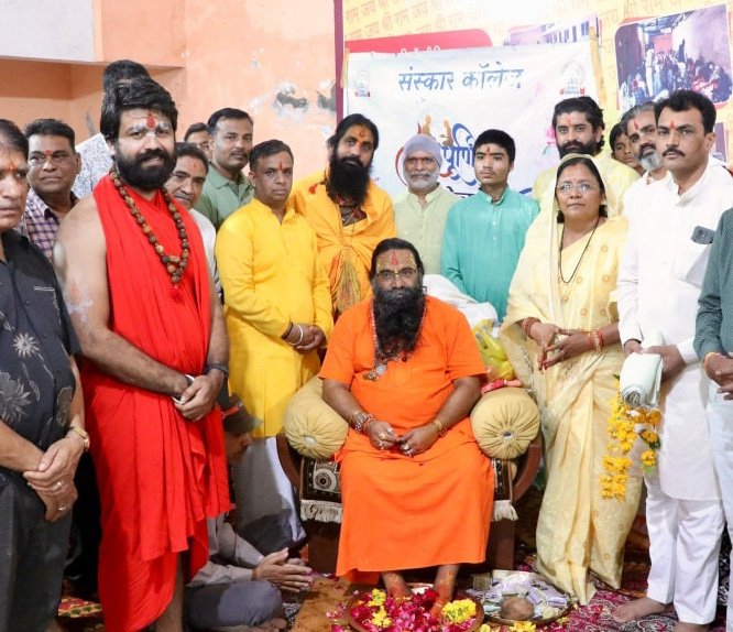 धार- सांसद,विधायक,जिलाध्यक्ष ने श्री गुरु पूर्णिमा के अवसर पर शाल श्रीफल भेंट कर साधु संतों गुरुओं का किया सम्मान।