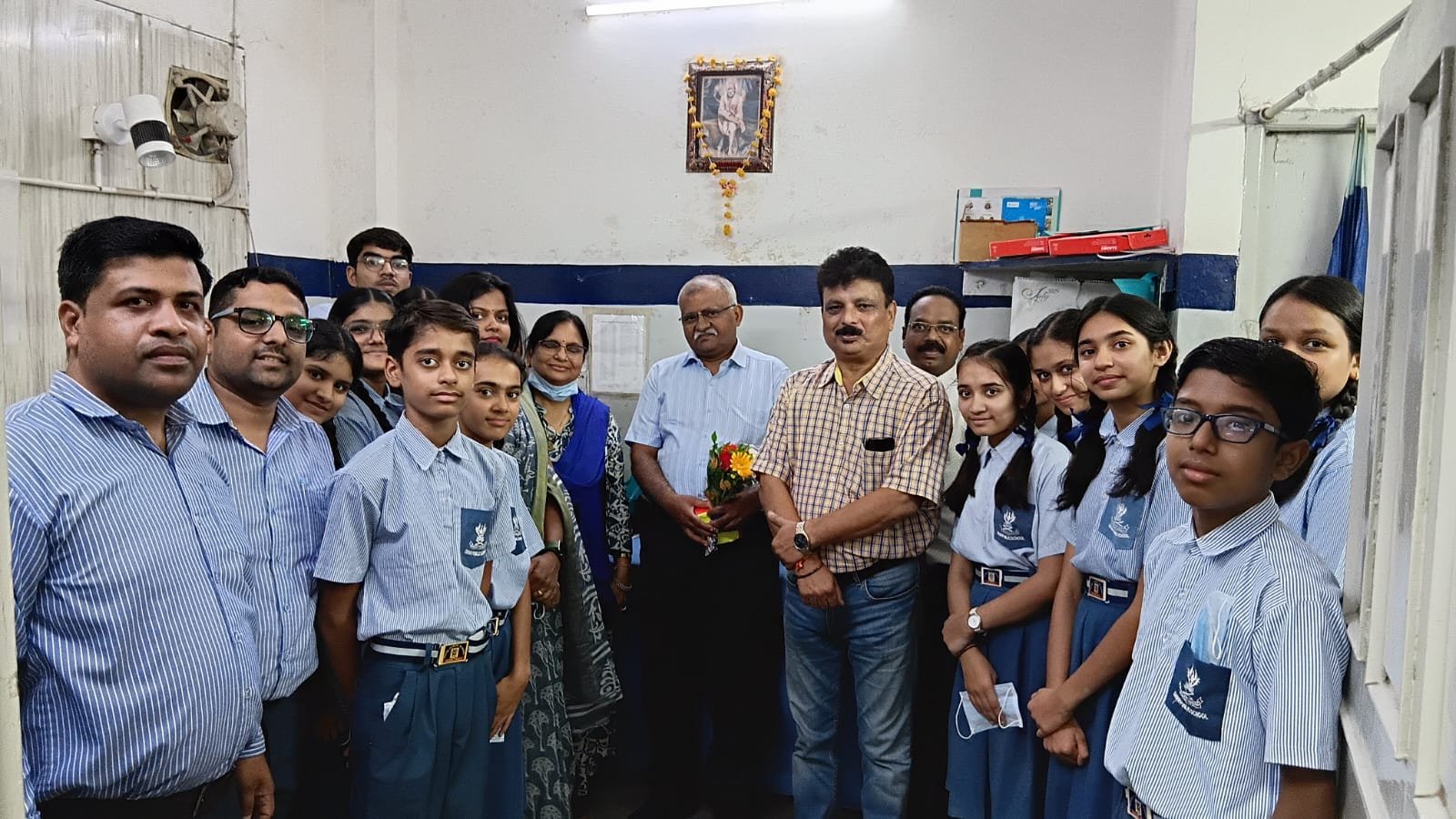 धार पब्लिक स्कूल के छात्र/छात्राओं ने डॉक्टरों को फूल भेंट कर नेशनल डॉक्टर्स -डे मनाया।