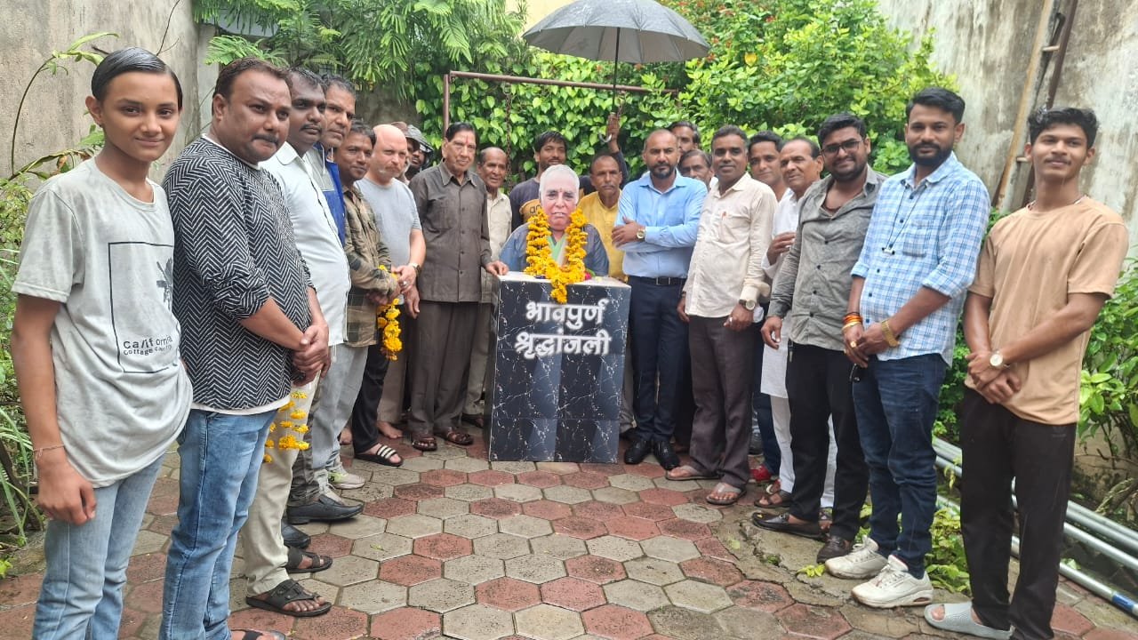 धार, स्व.ठाकुर की जन्मजयंती पर सेवालय ट्रस्ट द्वारा चिकित्स्क,सफाई मित्रो, ट्रस्ट सदस्यों का सम्मान कर,निःशुल्क चिकित्सा शिविर का आयोजन ।