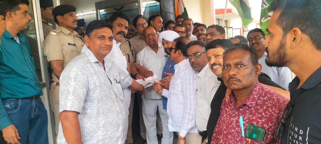 धार जिला कांग्रेस द्वारा सी.एस.पी. रवि वास्केल को ज्ञापन दिया।