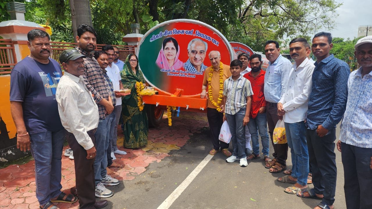 धार, डॉ. श्यामा प्रसाद मुखर्जी जयंती पर धार विधायक नीना वर्मा ने ग्रामीणों को पानी के टैंकर वितरित किए।