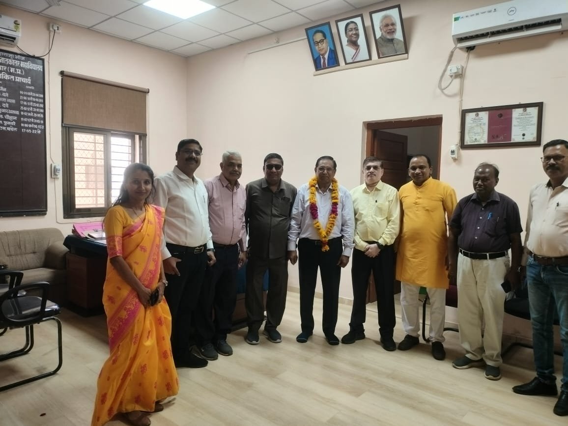 धार, शासकीय स्नातकोत्तर महाविद्यालय एवं कन्या महाविद्यालय धार में रतन ग्रुप द्वारा गुरु पूर्णिमा महोत्सव मनाया गया।