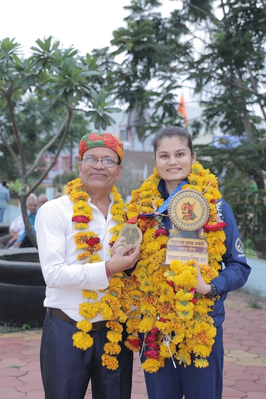 धार शहर की बेटी राजपूत समाज का गौरव वंशिका तंवर पिता श्री पुष्पेंद्र तंवर की पुत्री का स्वागत सम्मान किया गया।