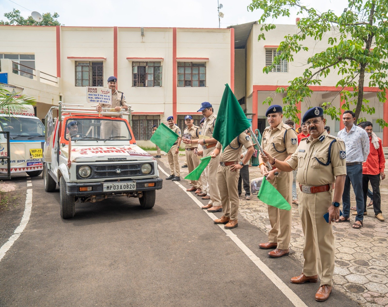धार पुलिस अधीक्षक कार्यालय धार से वाहन रैली को हरी झंडी दिखाकर अभियान का शुभारंभ किया गया।