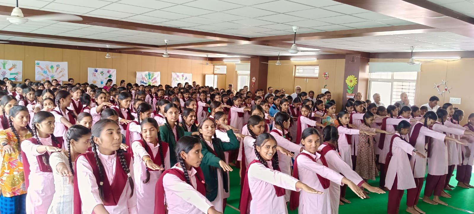 धार/ भारत विकास परिषद् धार,द्वारा आज फोरलेन स्थित कन्या शिक्षा आवासीय परिसर में संस्कार के अंतर्गत”गूरुवंदन छात्र अभिनंदन”कार्यक्रम आयोजित किया गया।