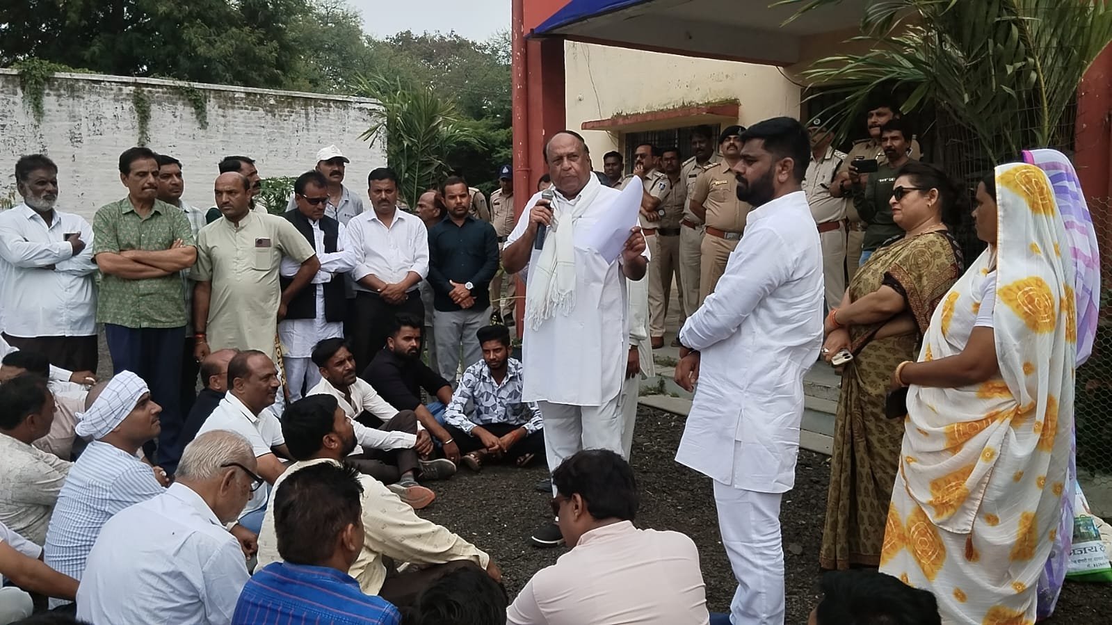 बदनावर/कांग्रेस नेता निलेश चौधरी पर जानलेवा हमला कायराना हरकत के खिलाफ कांग्रेसी उतरे मैदान मे।