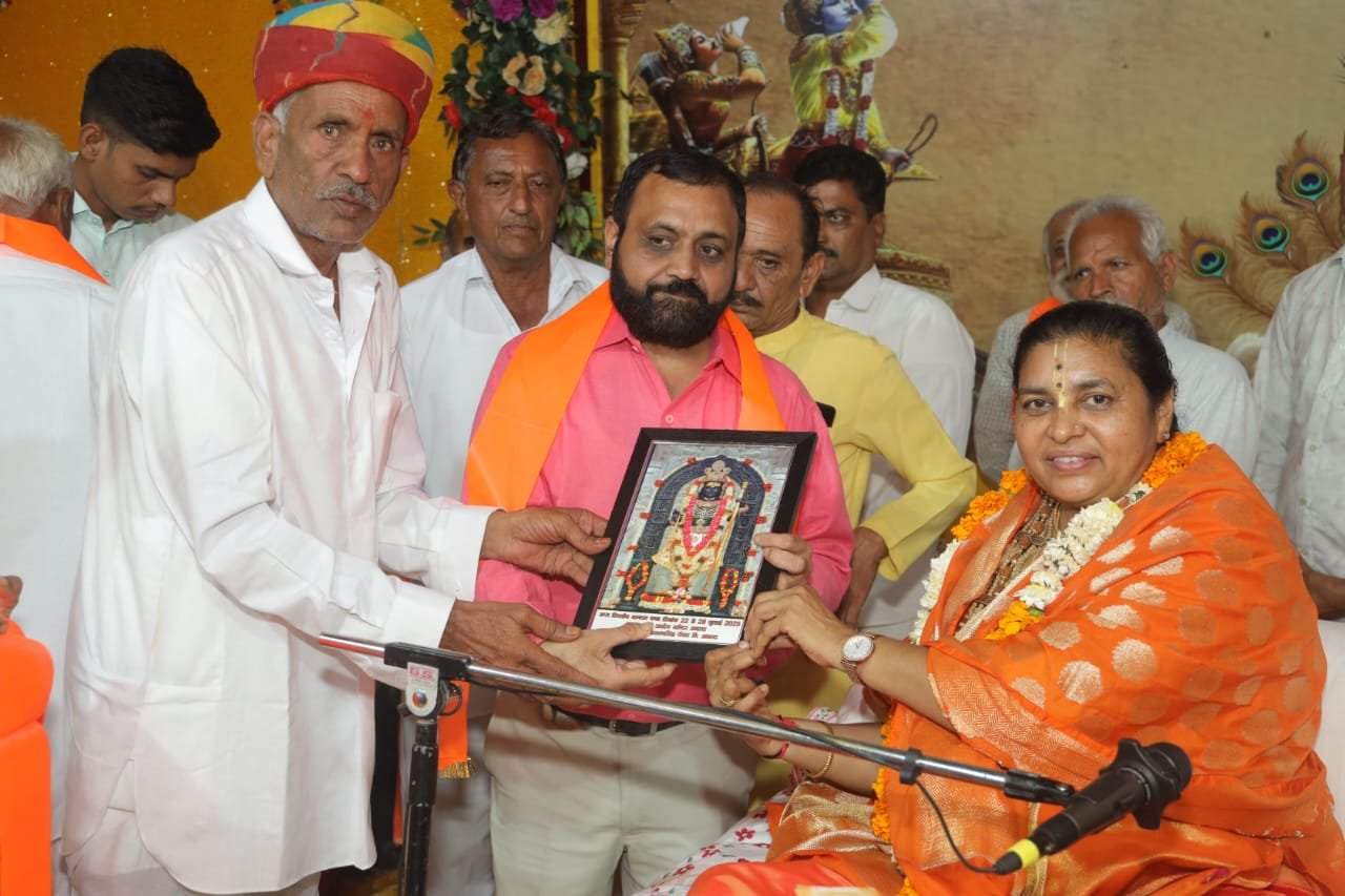 धार। गीता चिन्तन व योग,भागवत वियोग का ग्रन्थ है। रामायण चरित्र बताती है -महंत भारती।