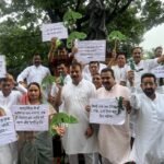 धार। विधानसभा सत्र के पहले दिन कांग्रेस विधायकों का जोरदार प्रदर्शन, कांग्रेस विधायक प्रतीकात्मक रूप से गिरगिट लेकर पहुंचे।