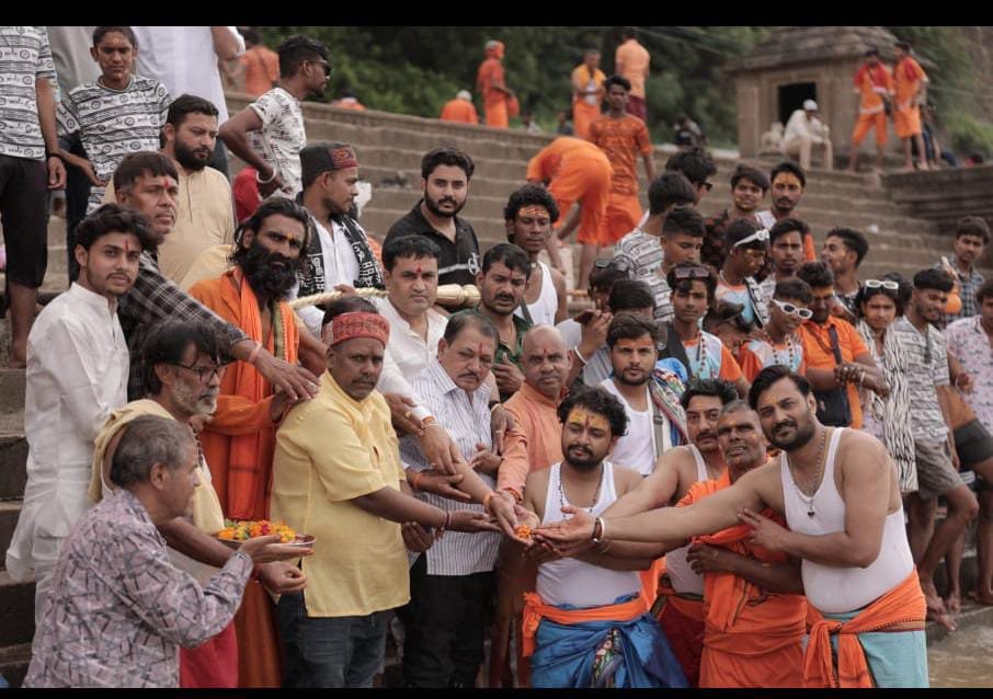 धार/ मां नर्मदा के पूजन से धुआंधार कावड़ यात्रा की शुरुआत हुई, मां नर्मदा को 101 फीट की चुनरी उड़ा कर किया दुग्धाभिषेक।
