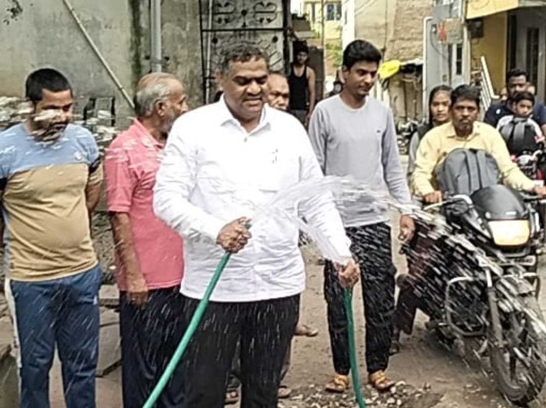 धार नगर के वार्ड क्रमांक 14 के पार्षद प्रतिनिधि लियाकत पटेल ने वार्ड के इमलीबन क्षेत्र वा इंदिरा कॉलोनी में दर्जनों परिवार की  जल समस्याओं का समाधान किया।