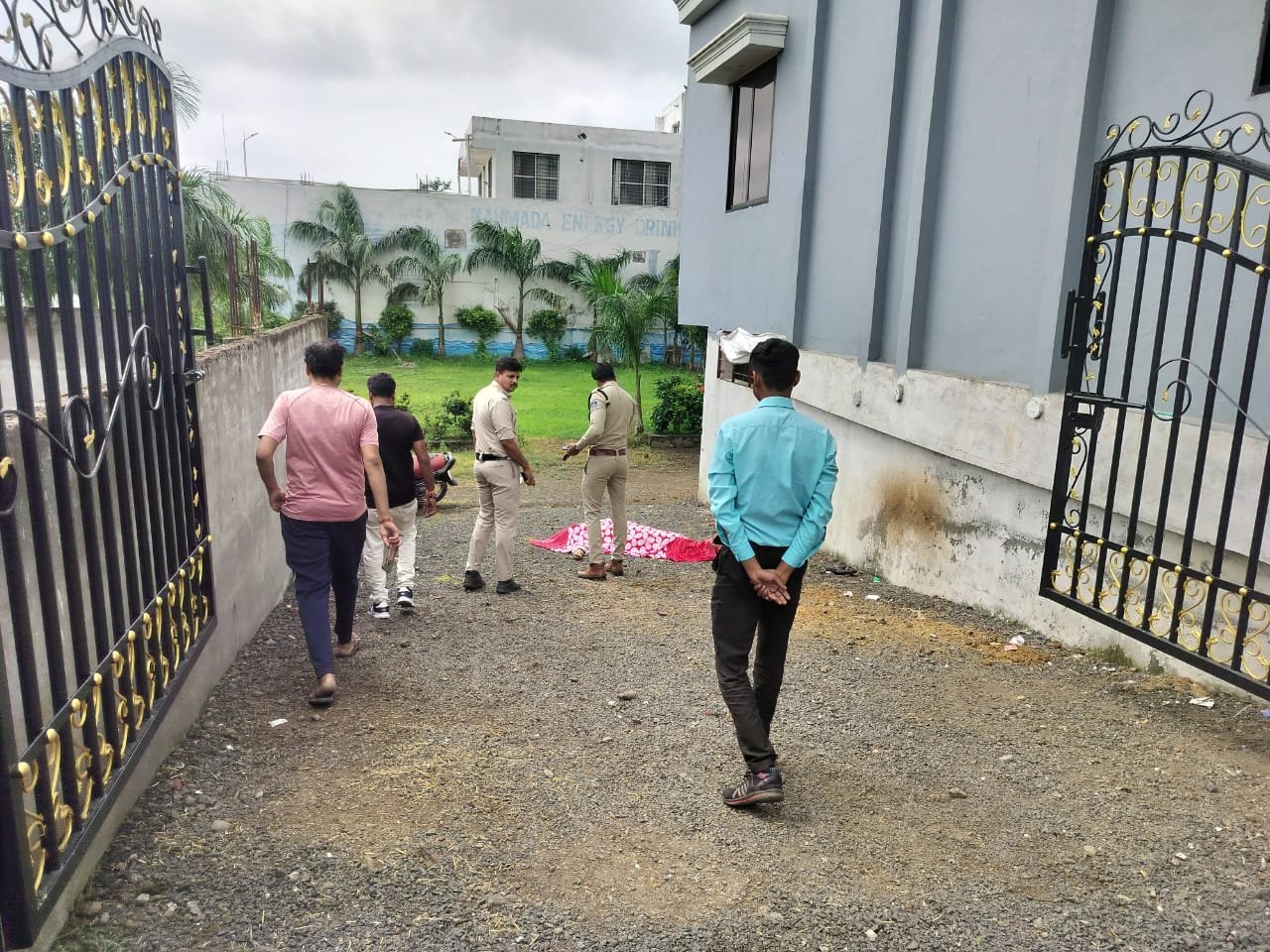 धार। मुंबई से दिल्ली लौटते वक्त दिल्ली निवासी एक परिवार के साथ रुके युवक ने खलघाट बायपास स्थित हिंदू फेमस होटल में रहस्यमयी परिस्थितियों में खुदकुशी कर ली।
