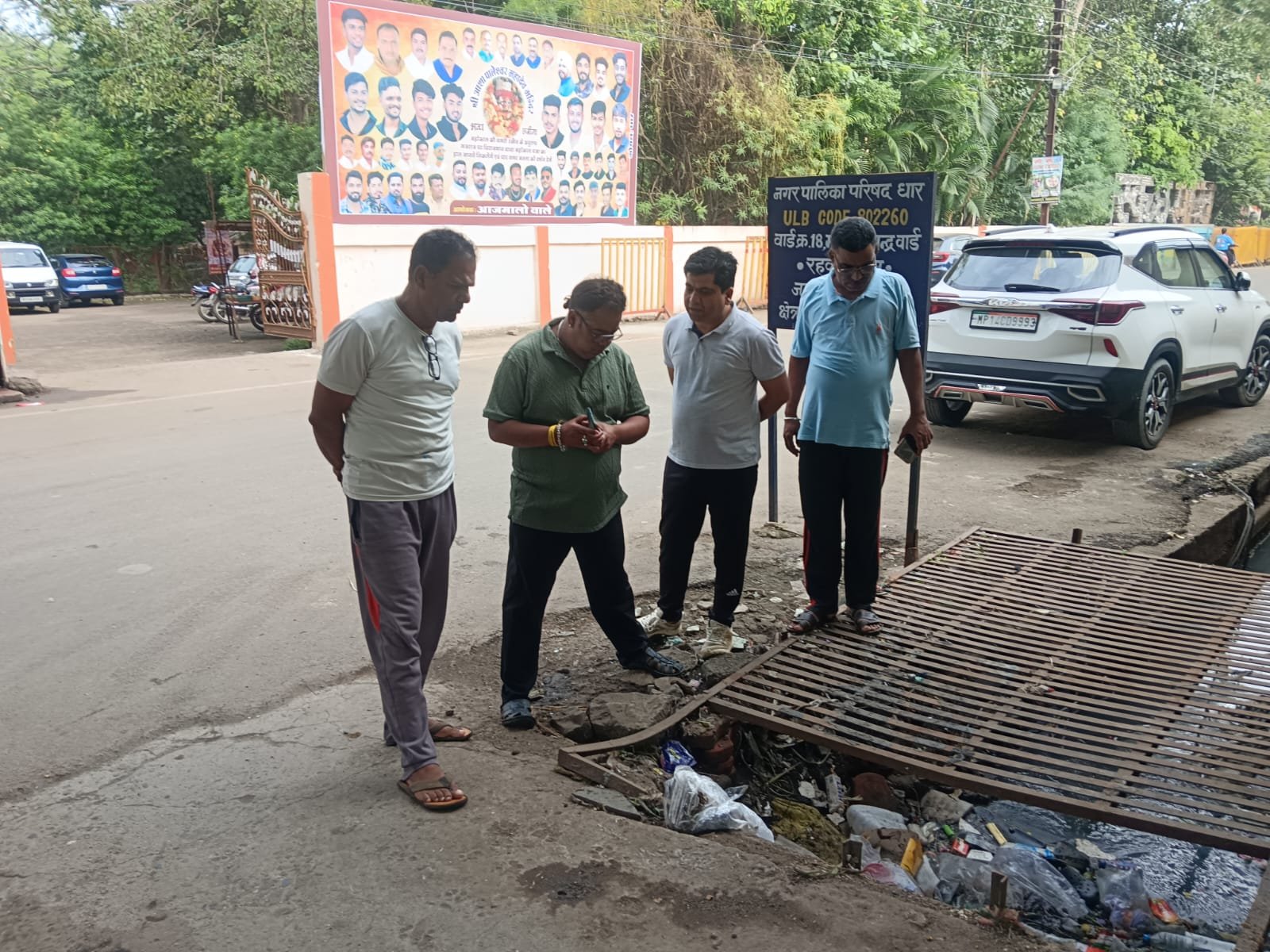 धार नगर में व्यवस्थाओं को सुधारने हेतु नवागत मुख्य नगर पालिका अधिकारी सिंह सतत प्रयास रत होकर नगर भ्रमण कर व्यवस्थाओं को सुधारने हेतु आवश्यक दिशा निर्देश दे रहे है ।