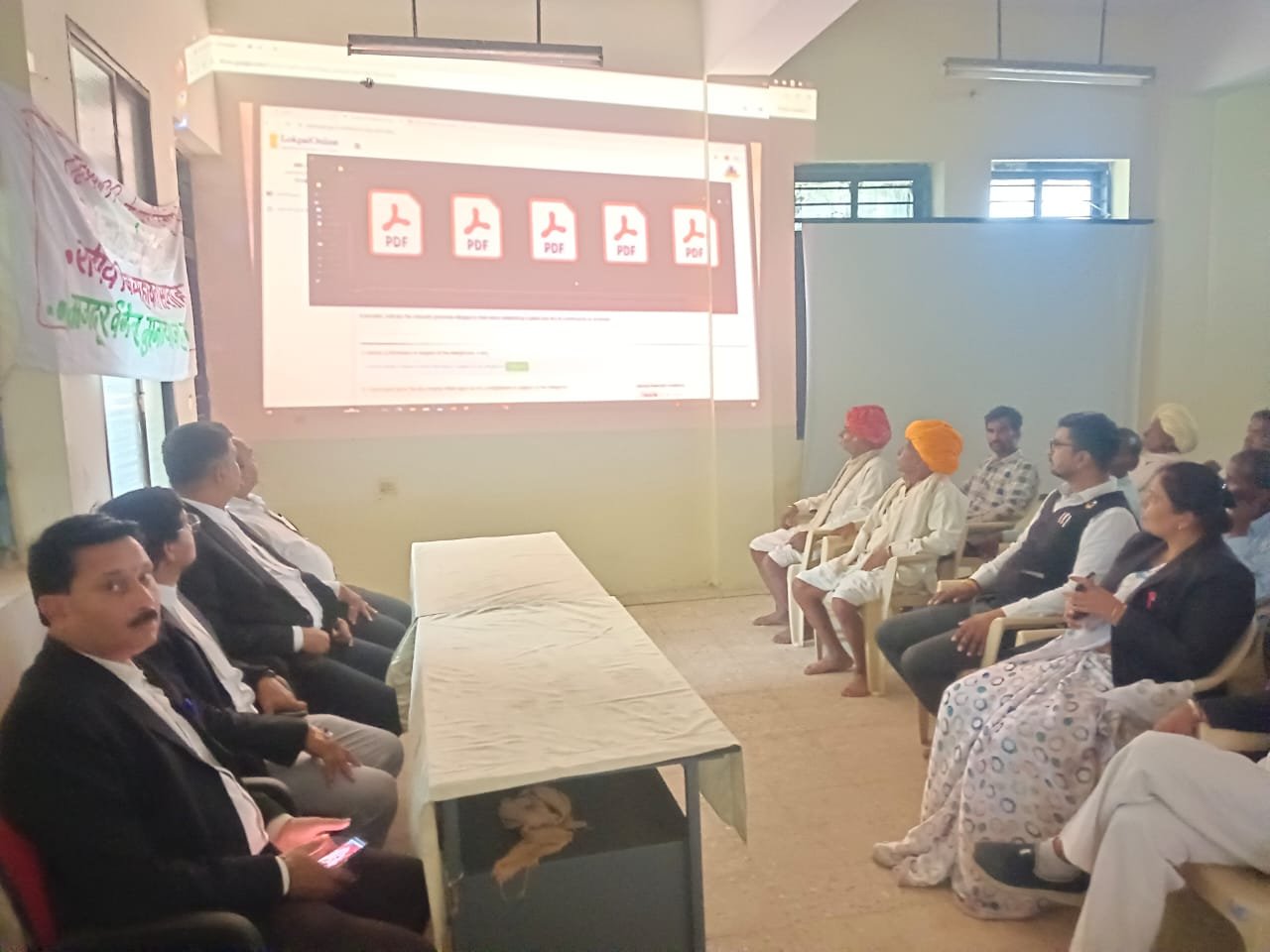 झकनावदा/पेटलावद- भारत के लोकपाल पर बनी दूरदर्शन की लघु- वीडियो -फिल्म दिखाकर कोर्ट परिसर में आयोजित हुआ शिविर।