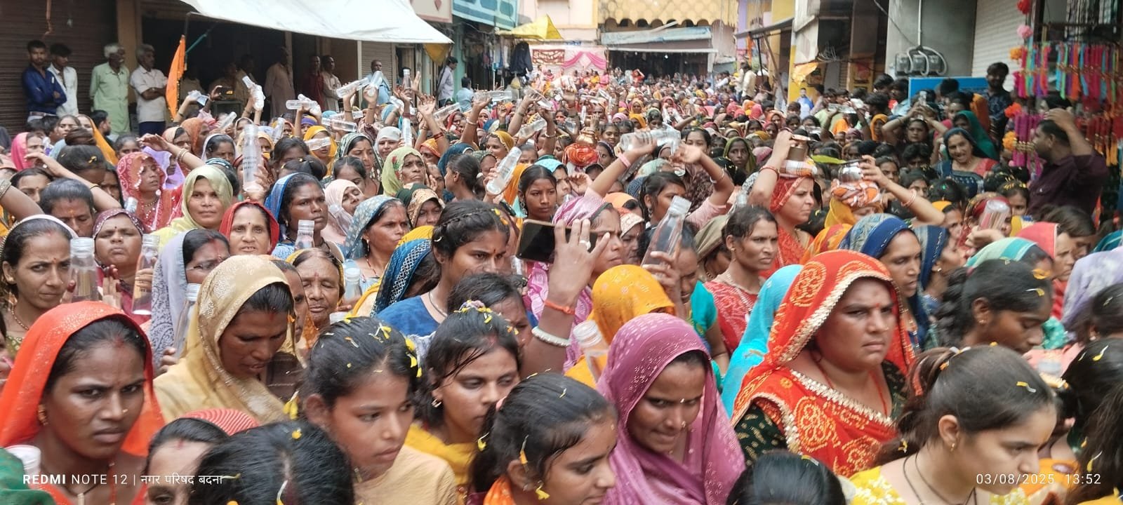 बदनावर। युवा समाजसेवी एवं ग्राम पंचायत सरपंच योगेश मुकाती द्वारा मातृशक्ति कावड यात्रा नागेश्वर धाम से बेजनाथ महादेव तक धुमधाम से निकाली गई।