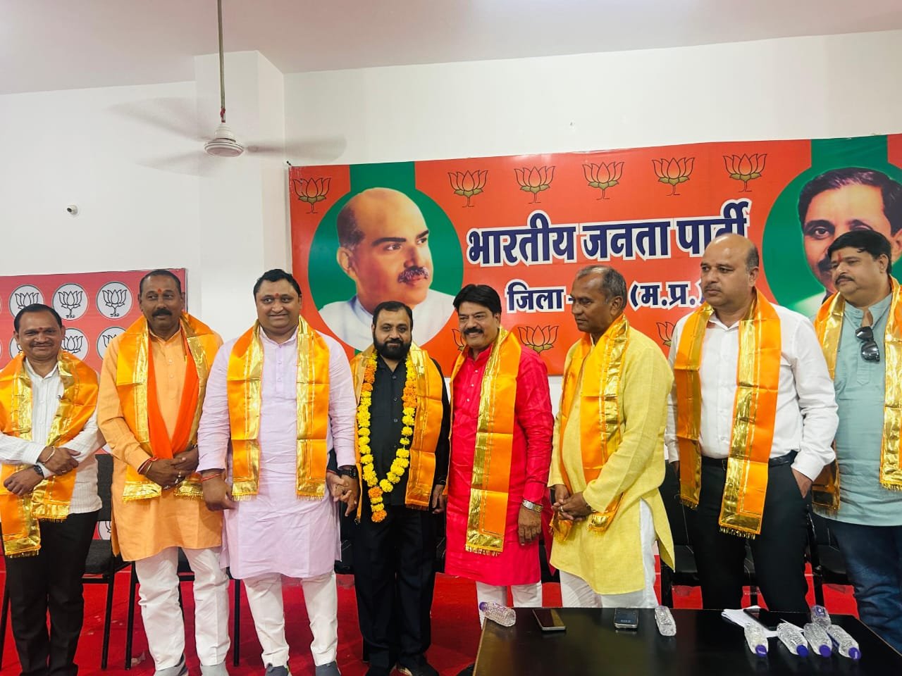 धार। जिला भाजपा की बैठक में श्री त्रिपाठी का सम्मान व स्वागत किया गया।