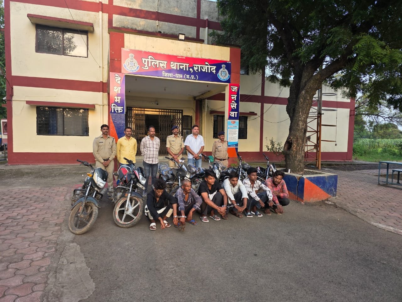 नेशन बुलेटिन धार। थाना राजोद को मिली बड़ी सफलता मोटरसाईकिल चोरी के आरोपी हुए गिरफ्तार।