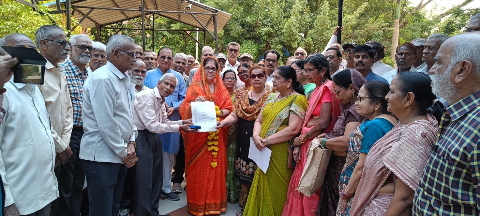 नेशन बुलेटिन धार। पेंशनर्स एसोसिएशन धार द्वारा विधायक महोदया को ज्ञापन दिया गया।