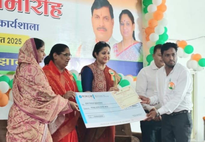 झकनावदा/पेटलावद- कैबिनेट मंत्री सुश्री भूरिया एवं कलेक्टर नेहा मीणा ने किया ग्राम पंचायत झकनावदा के सचिव विनोद देवदा को सम्मानित। नेशन बुलेटिन धार